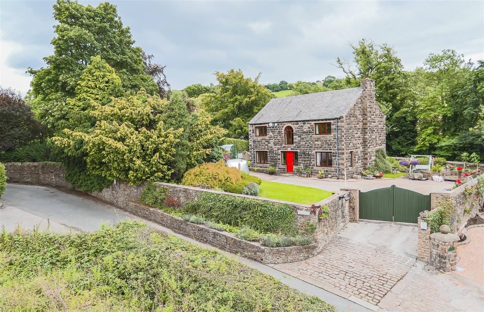 4 Bedroom Detached House For Sale - Main Image